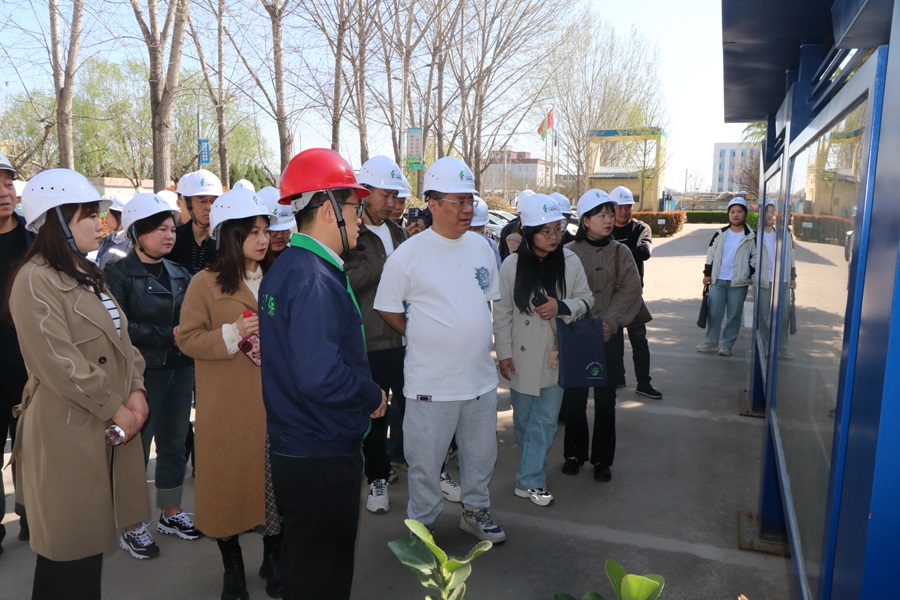 咸陽(yáng)市“國(guó)際無(wú)廢日”主題活動(dòng)人員走進(jìn)新天地公司參觀交流 (1).JPG